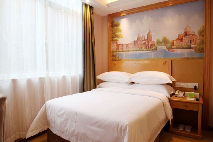 Room 4 of 8