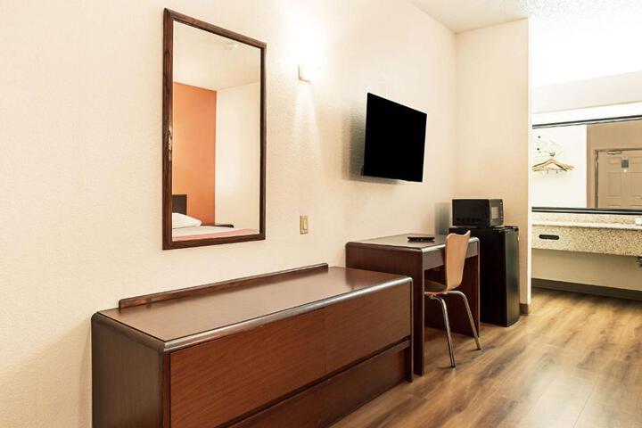 Deluxe King Bed (5 of 9)