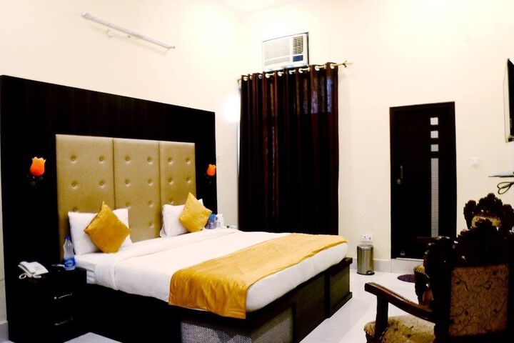 Room 9 of 25