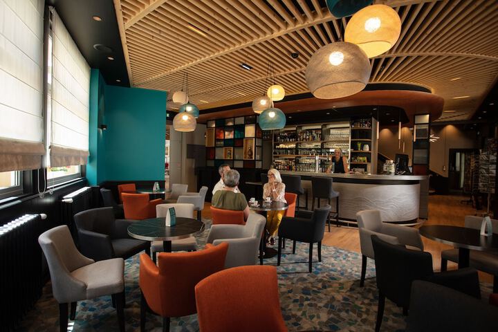 Lounge 67 of 80