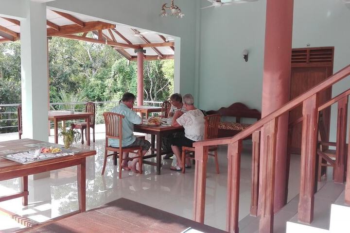 Dining 14 of 25