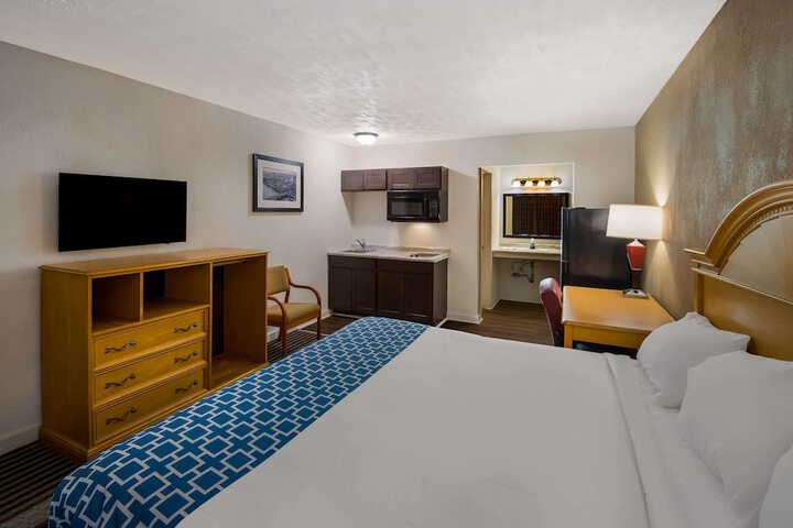 1 King Bed Efficiency (9 of 10)
