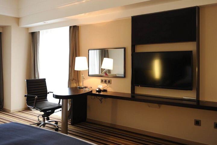 Room 10 of 30