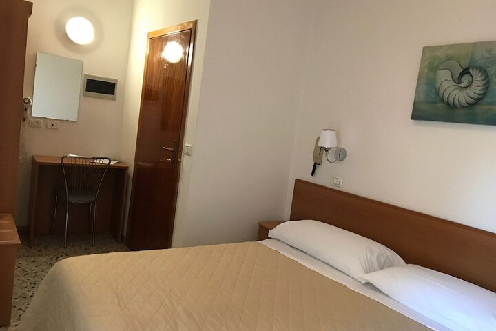 Room 7 of 18