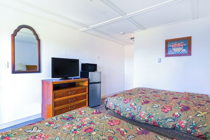 1 Queen Bed (8 of 20)