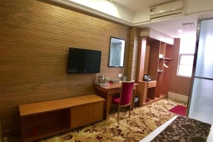 Room 7 of 9