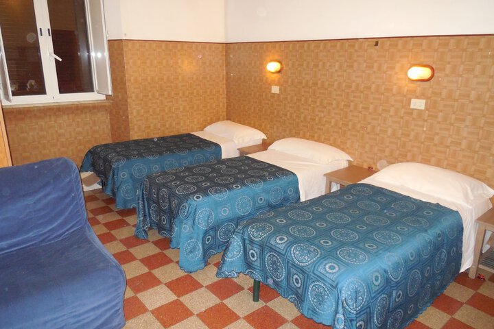 Room 32 of 79