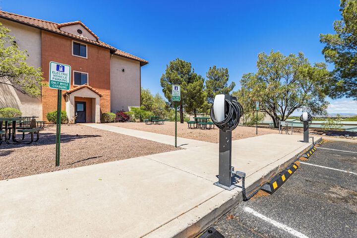 Electric vehicle charging station