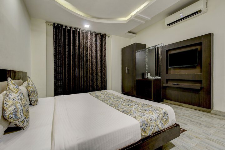 Room 11 of 28