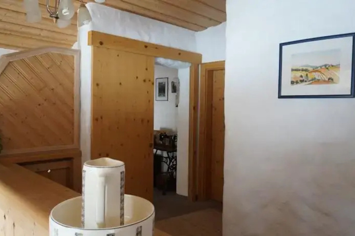 Room 4 of 8