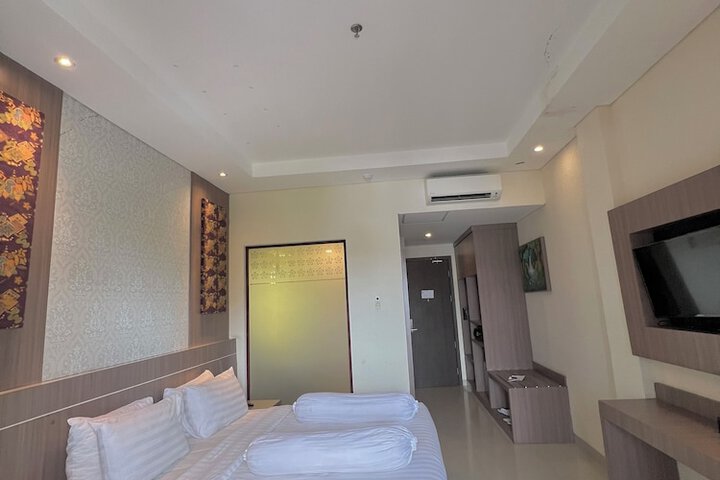 Room 8 of 33