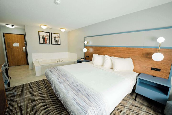 1 King Bed (8 of 18)
