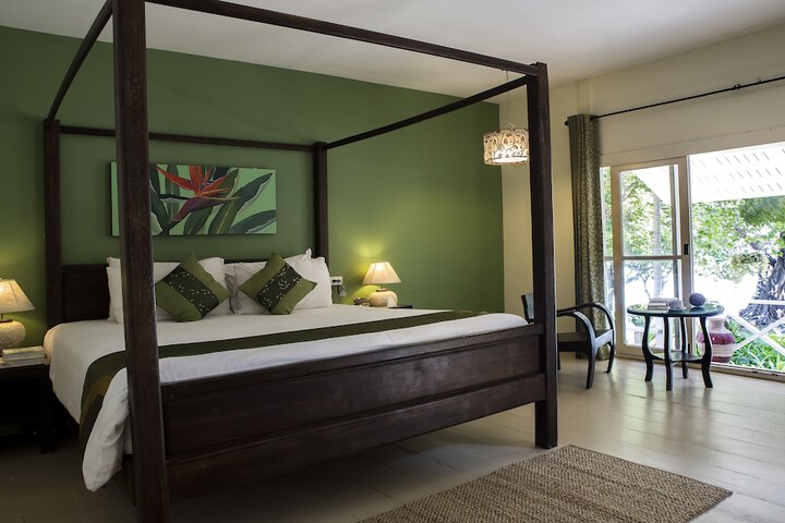 Room 4 of 182