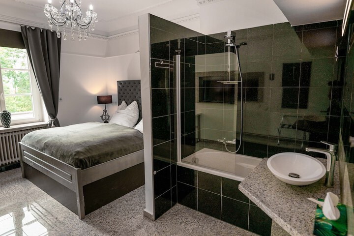 Room 10 of 43