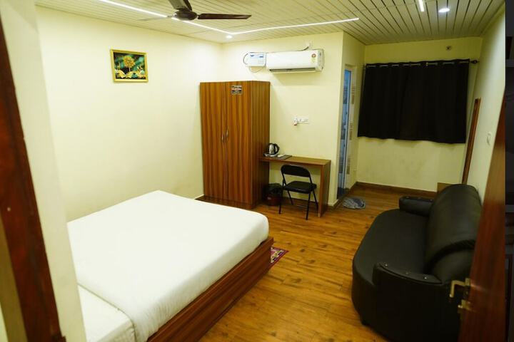 Room 5 of 10