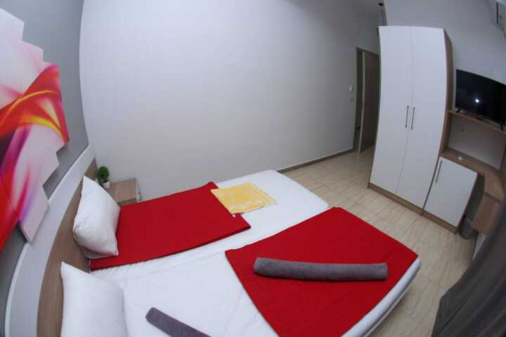 Room 16 of 38