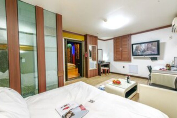 Room 27 of 37