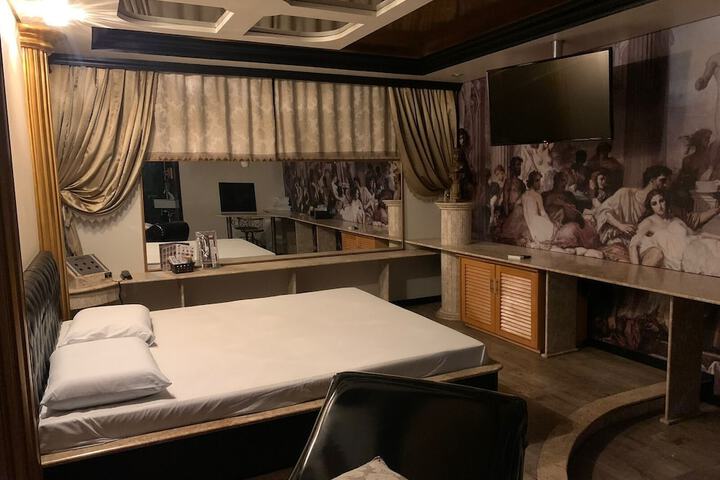 Room 7 of 19
