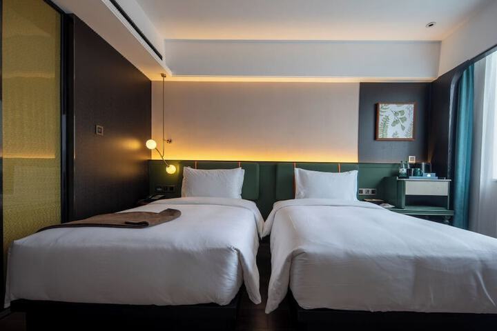 Room 13 of 33