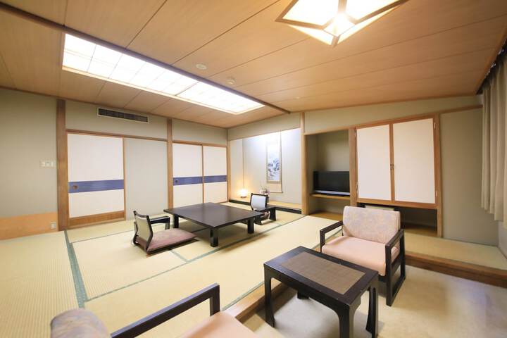 Room 13 of 83