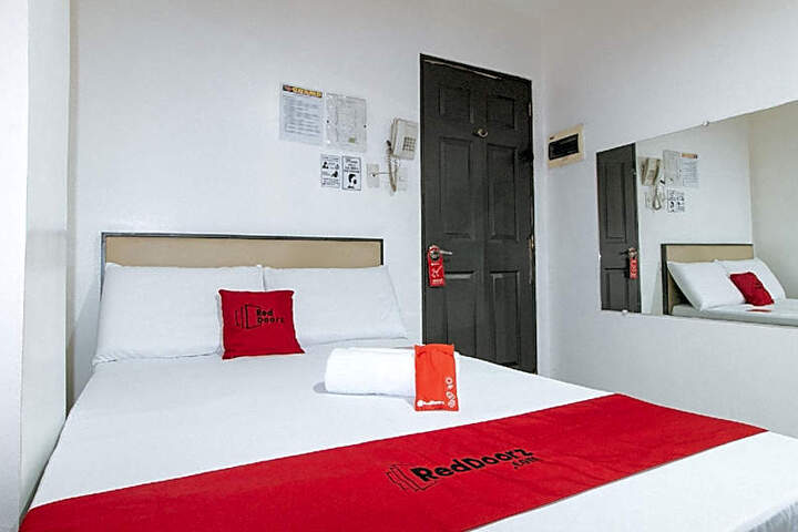 RedDoorz Plus at Cosmo Hotel & Studio Suites Kamuning