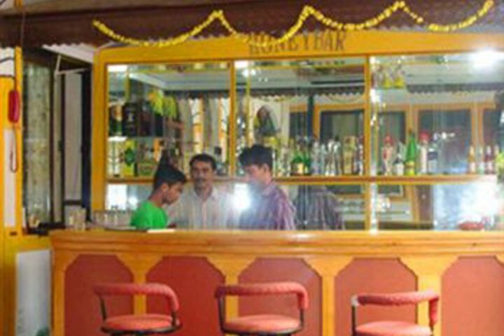 Lounge 5 of 8