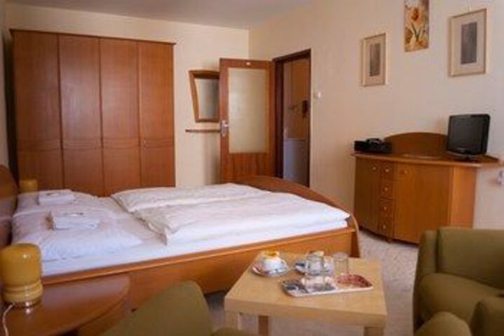 Room 7 of 25