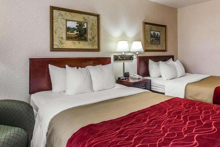 2 Queen Beds (2 of 5)