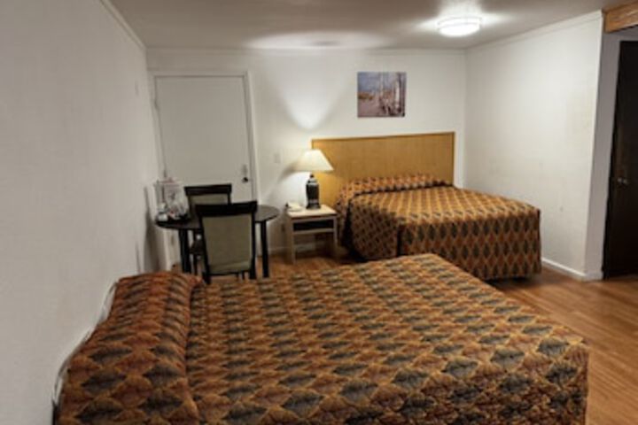Room 40 of 168