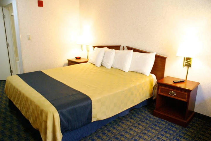Room 7 of 12
