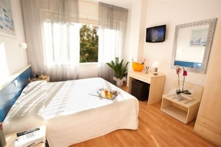 Room 4 of 5