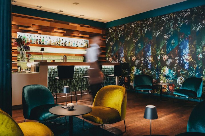 Lounge 102 of 119