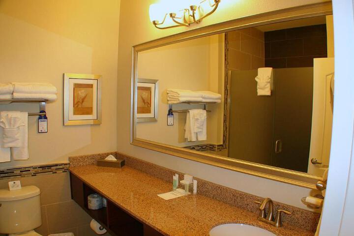 Suite 1 King Bed Separate Bedroom Sofa Bed Corner Room Dry Bar Full Breakfast (13 of 14)