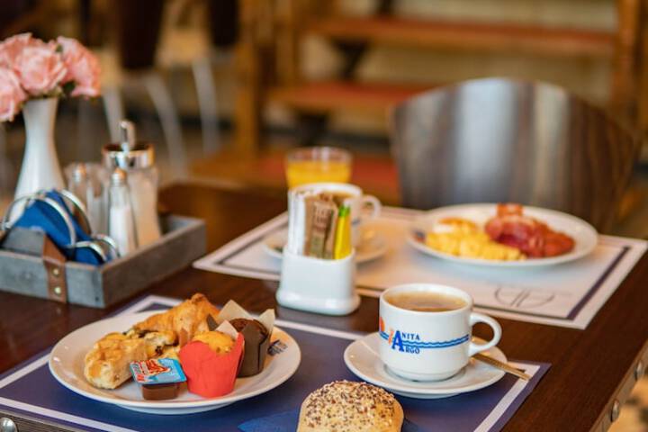 Breakfast/Coffee Service 108 of 120