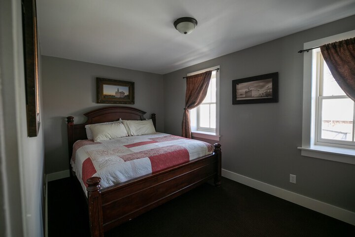 1 King Bed (3 of 40)