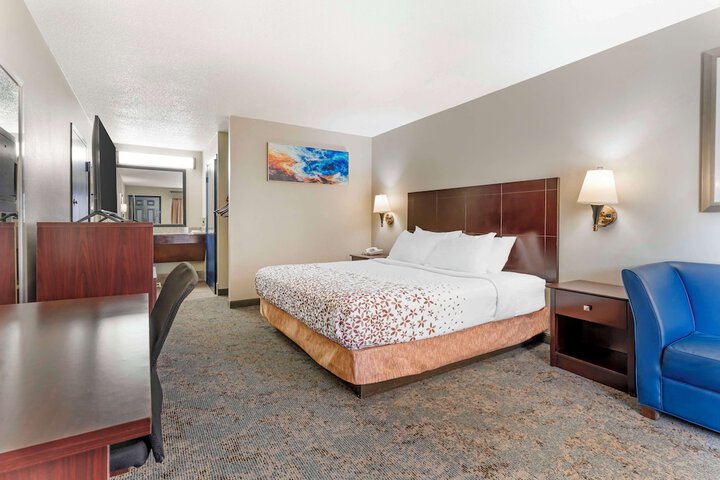 1 King Bed - Wireless High Speed Microfridge Coffee Maker Iron Hair Full Breakfast (9 of 15)