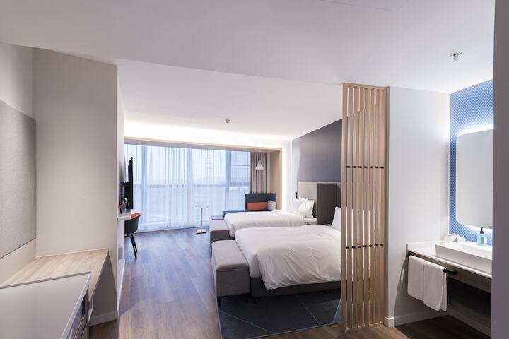 Room 10 of 33