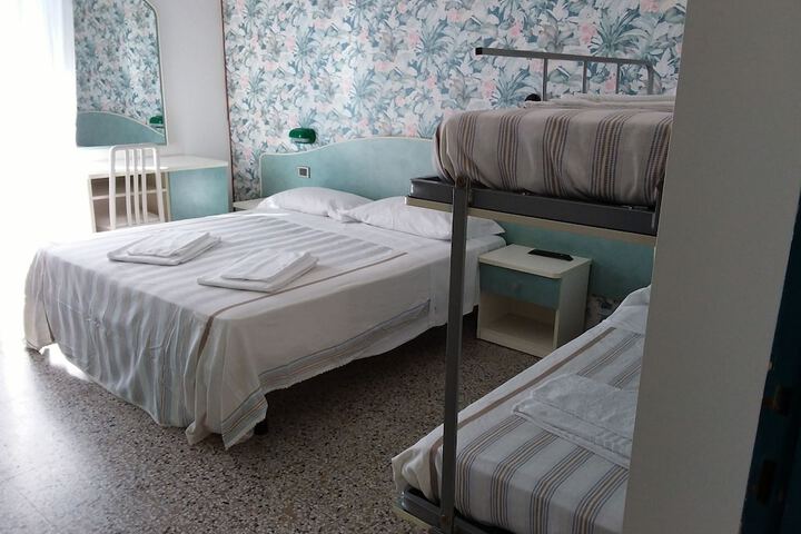 Room 13 of 28