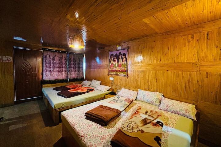 Room 33 of 195