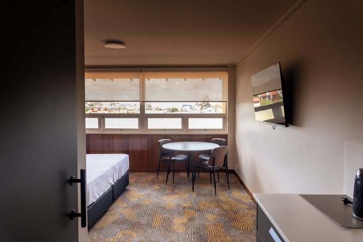 Room 11 of 34