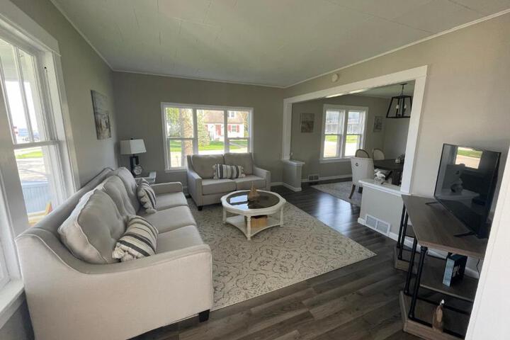 3 Bedroom House with Lake Pepin views with access to shared pool