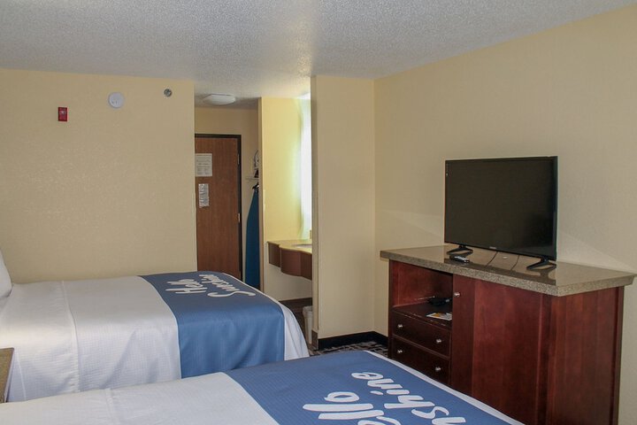 2 Queen Beds (2 of 6)