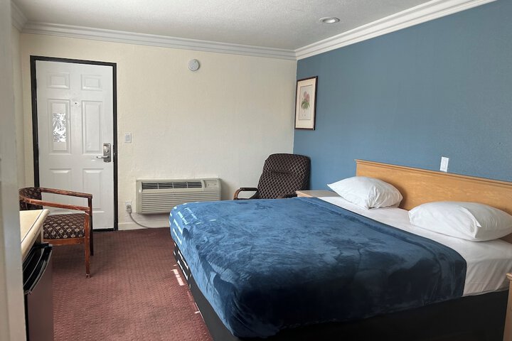 1 King Bed (8 of 15)
