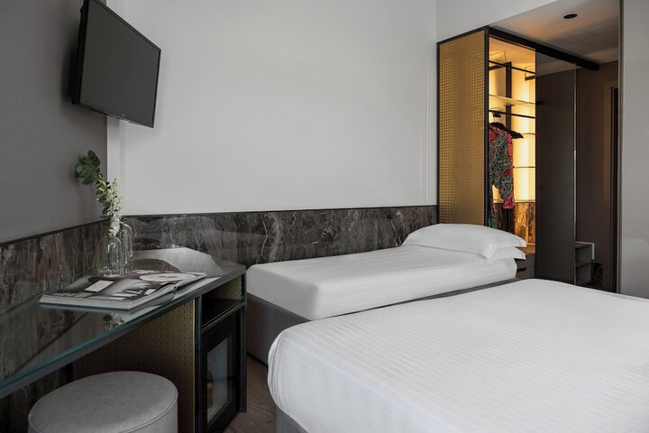 Room 27 of 106
