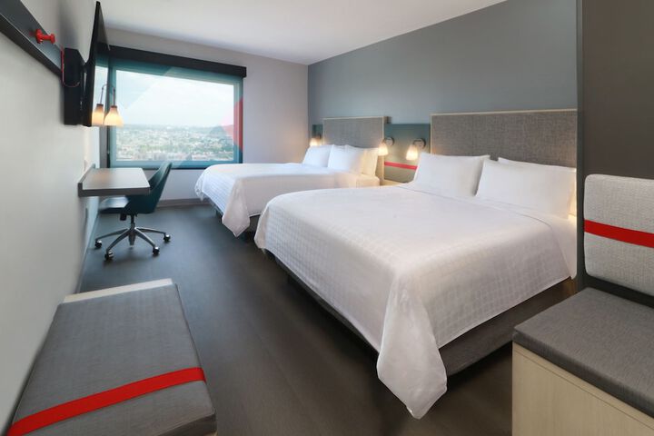 1 Queen Bed (4 of 11)