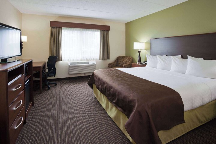 1 King Bed (2 of 8)
