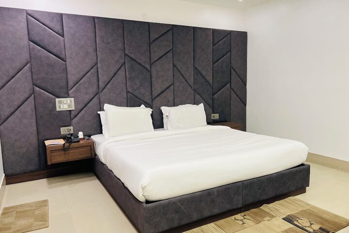 Room 4 of 221