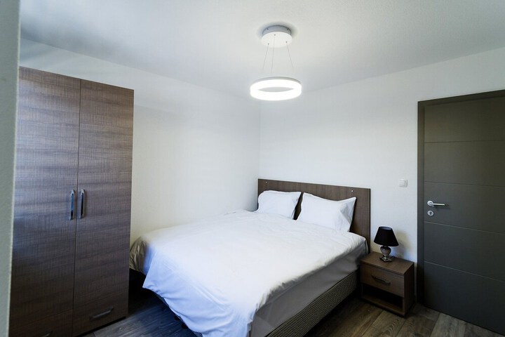Room 6 of 42