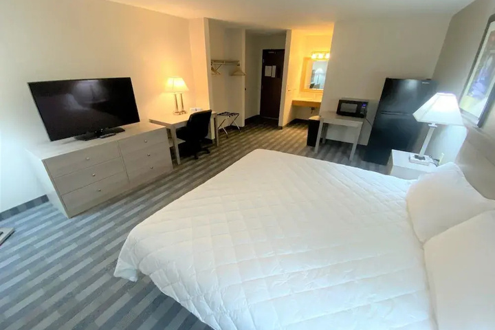 Room 6 of 18
