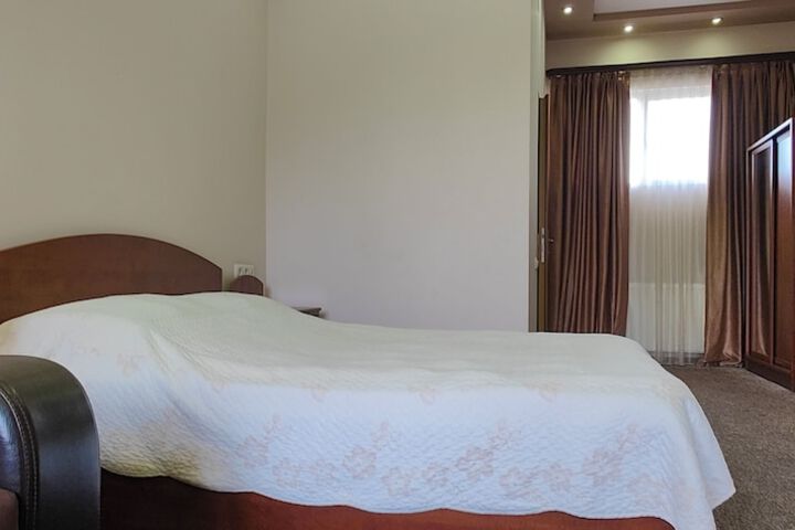 Room 15 of 164